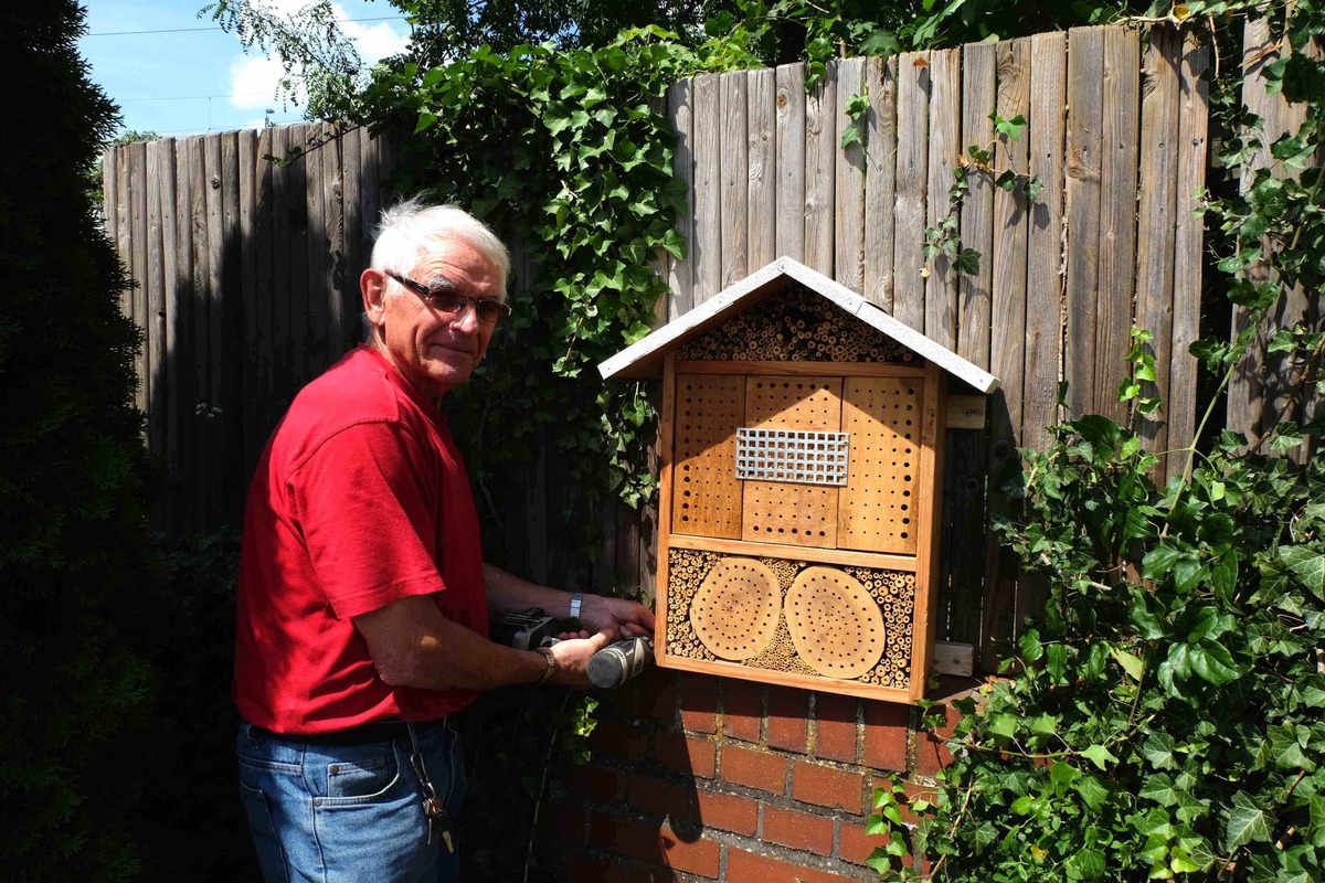 Johann Meyer hat die erste Unterkunft für Insekten für den Kirchenfriedhof gebaut. Foto: Anke Kappler