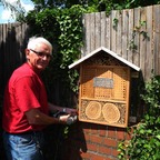 Johann Meyer hat die erste Unterkunft für Insekten für den Kirchenfriedhof gebaut. Foto: Anke Kappler