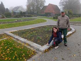 Brigitte Vogt & Ingolf Swoboda auf dem Friedhof Engelbostel