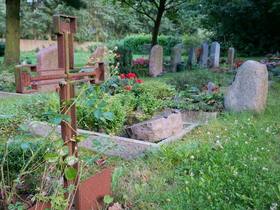 Sicht auf Grabstätten auf dem Friedhof in Bissendorf